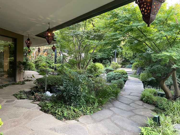 チャペルから披露宴会場への道です。