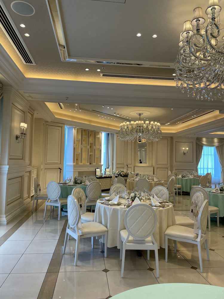 披露宴会場。シャンデリアが大きく華やかな雰囲気。