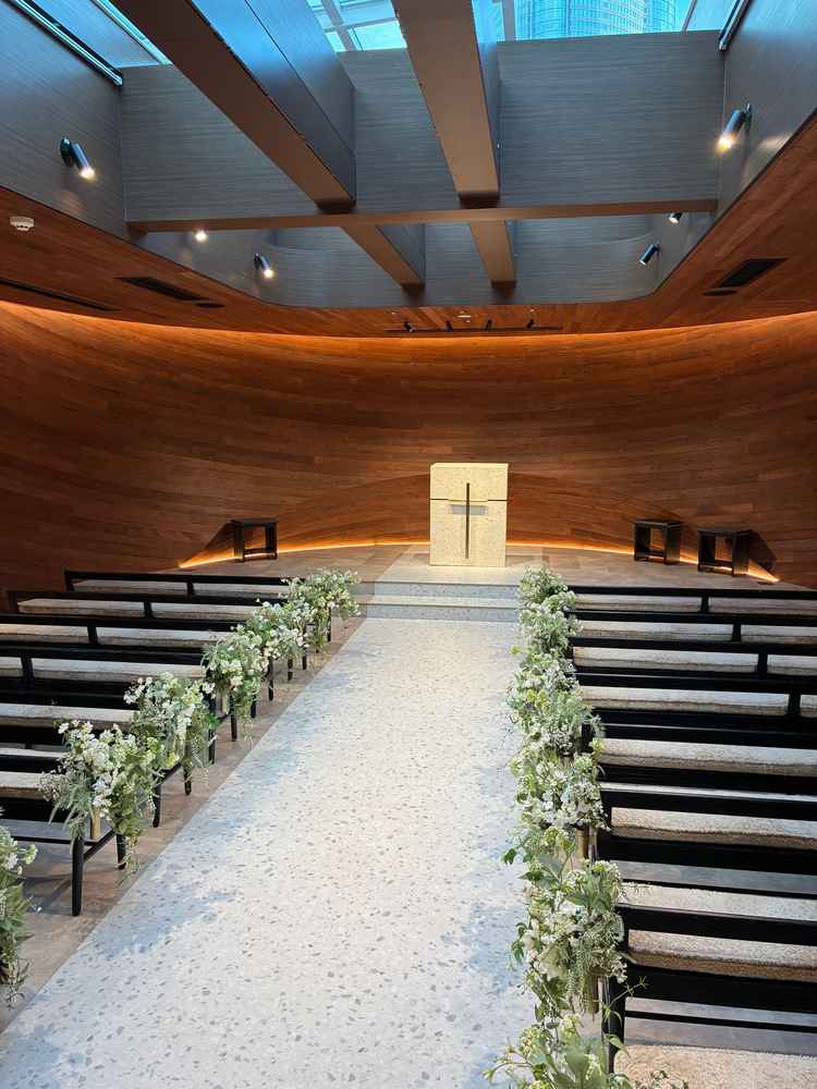 リニューアルしたばかりのチャペル。木目調、天井吹き抜けは圧巻でした。