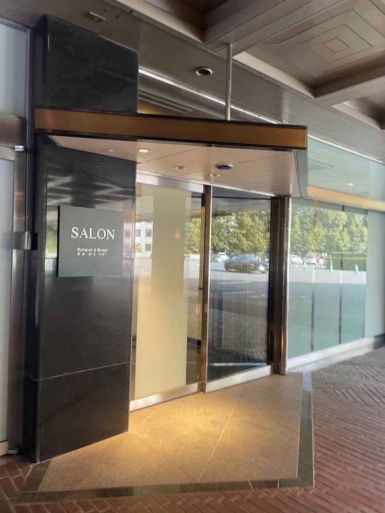 ブライダルサロンの入り口は1階の車寄せの横にあります。外からはわからない場所なので注意。