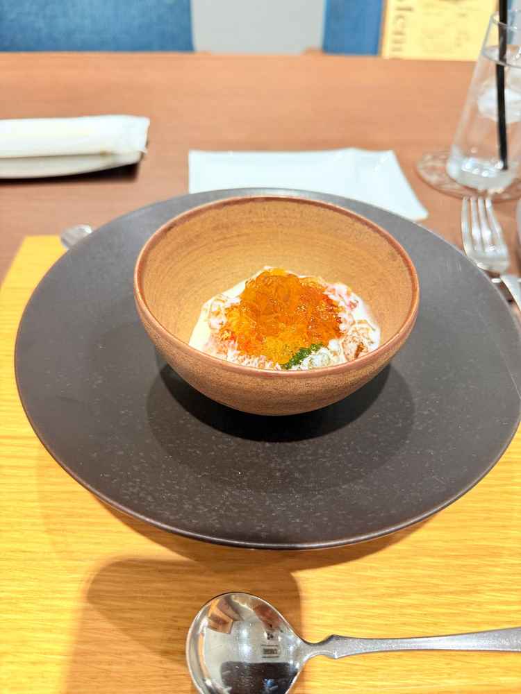 オマール海老の冷製スープ。メロンが入っていて美味しかったスープにメロンの発想がなかったのでびっくり