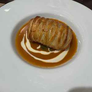 試食です。お魚と紫蘇をパイで包み焼きし、オマール海老のソースでいただくもので、見た目も楽しかったです