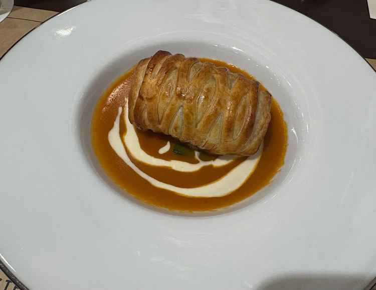 試食です。お魚と紫蘇をパイで包み焼きし、オマール海老のソースでいただくもので、見た目も楽しかったです