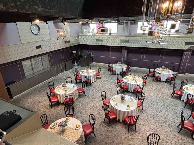 大正ロマン風の披露宴会場、薄紫で赤いイスも大きな違和感はない。