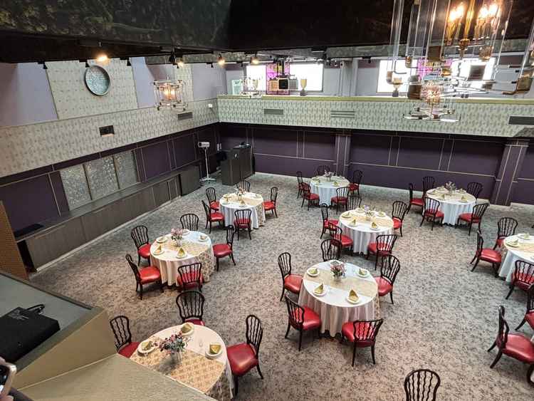 大正ロマン風の披露宴会場、薄紫で赤いイスも大きな違和感はない。