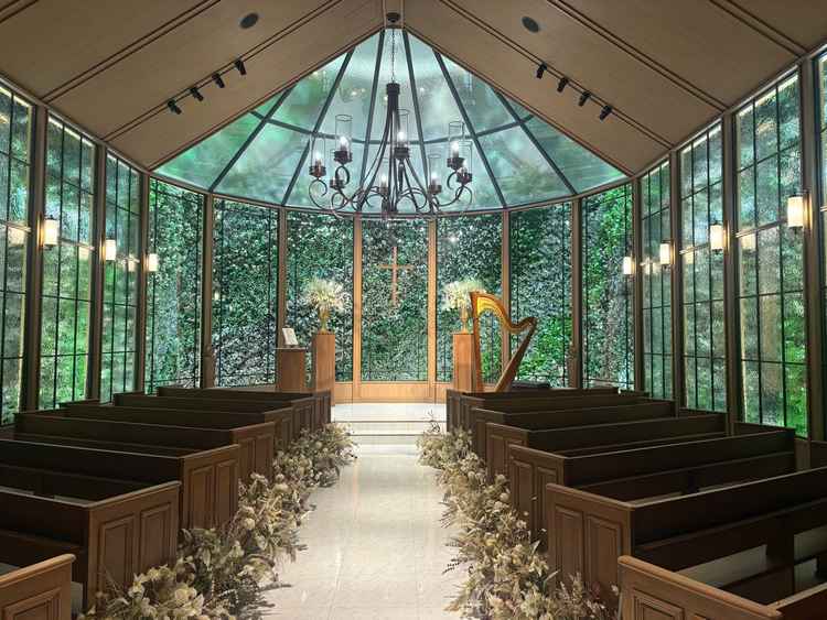 緑に囲まれた挙式会場、自然光ではないためどんな天候でも対応可能