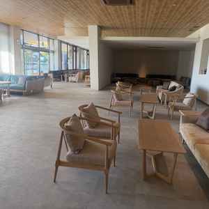 ゲストが開宴まで待つロビーはとても広くてくつろぐ事ができそう。