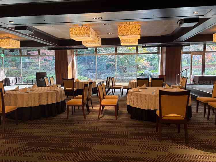 披露宴会場。後ろの緑が良かった。雰囲気が素敵な分ちょっと不思議な作りをしていたのが、惜しかった。