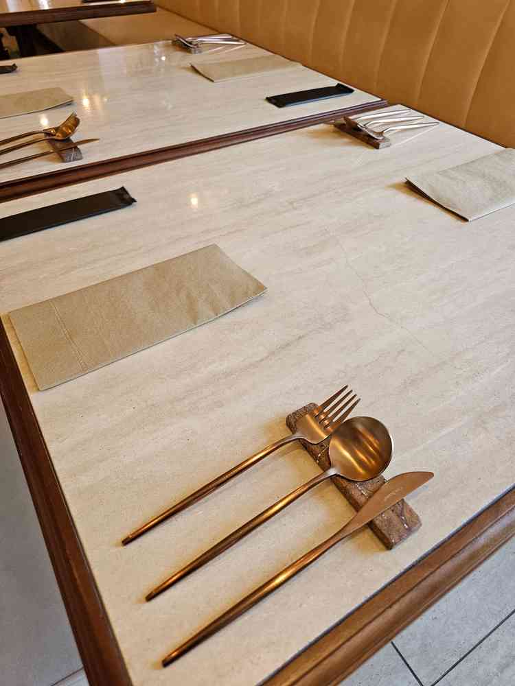 テーブルの色合いも会場に合っており、テーブル掛けも必要なさそうで良いと思いました。