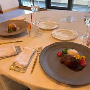 試食会の魚料理と肉料理