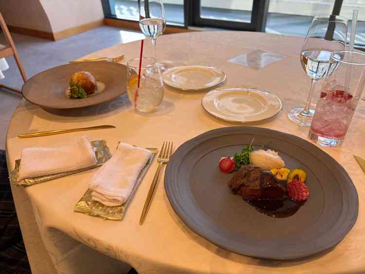 試食会の魚料理と肉料理