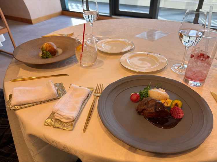 試食会の魚料理と肉料理