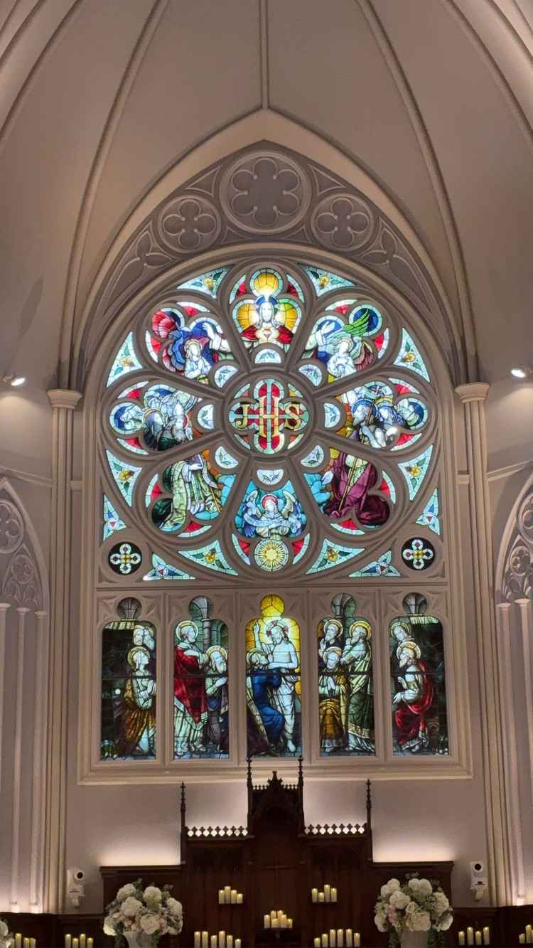 チャペル室内ステンドガラスが美しかった