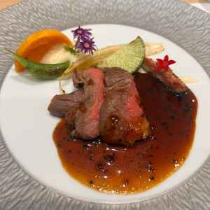 お肉料理。ソースが美味しかった。シェフさんがこだわりを説明してくれた。
