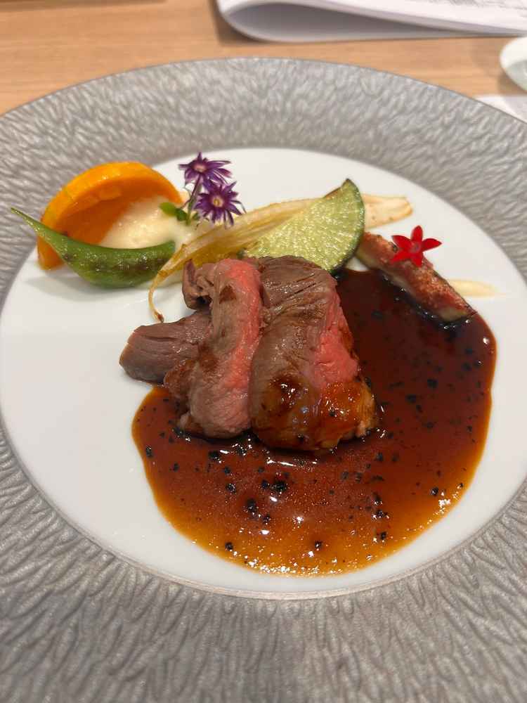 お肉料理。ソースが美味しかった。シェフさんがこだわりを説明してくれた。