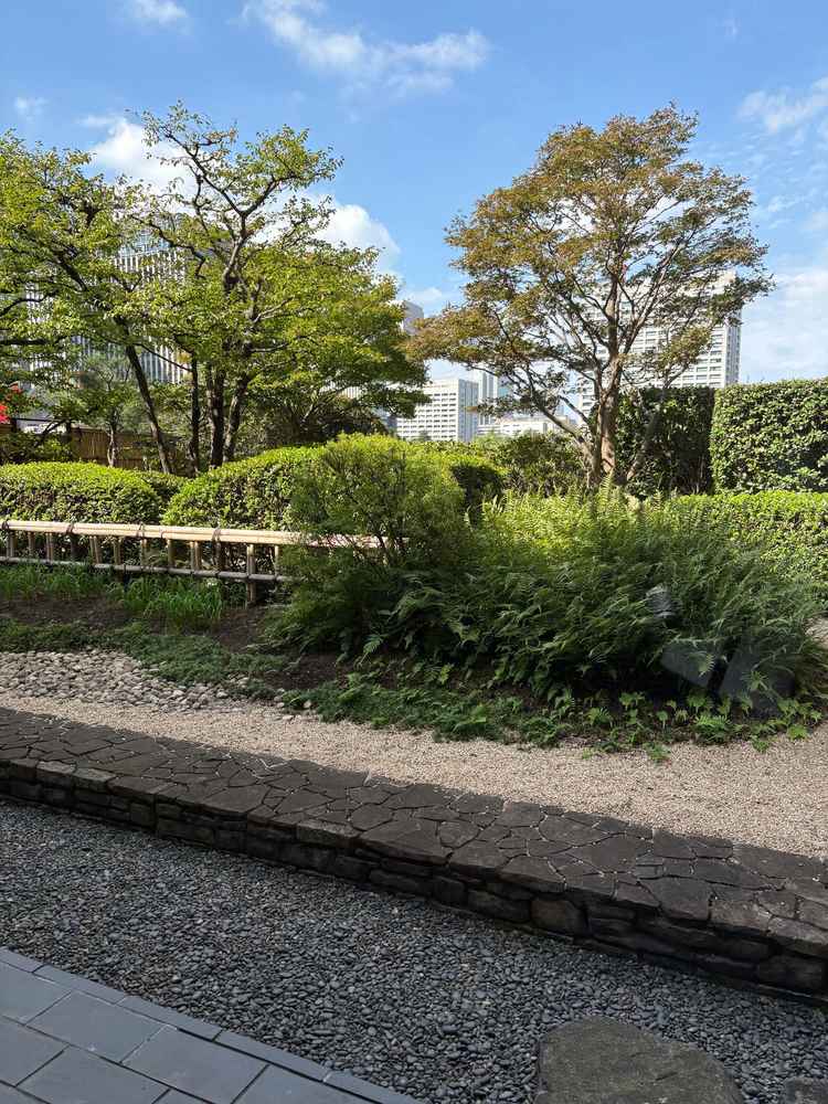披露宴会場として使用できる桜の間の窓から見える風景。窓を開けて外に出ることはできない。