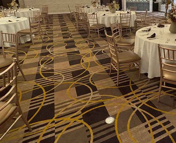 披露宴会場。茶色を基調とした落ち着いたデザインでそれに併せて花も選択可能。