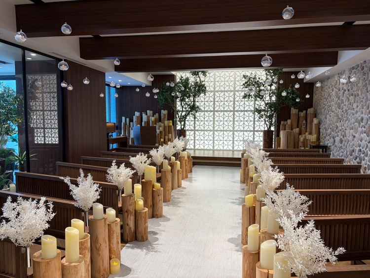 お洒落なチャペル。ガラス張りの部屋があり、幼い子が泣き出してしまってもいいような工夫がされていた。