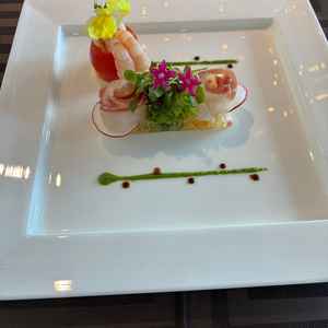 前菜　鯛を新郎新婦に見立てて作られており、味も感動する美味しさだった