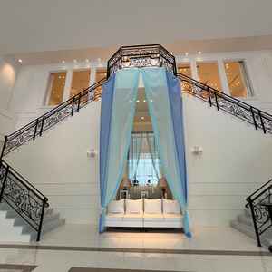 披露宴、会食会場へ向かう途中もお城のようなこだわりがあり素敵でした。