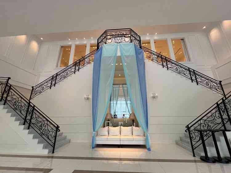 披露宴、会食会場へ向かう途中もお城のようなこだわりがあり素敵でした。