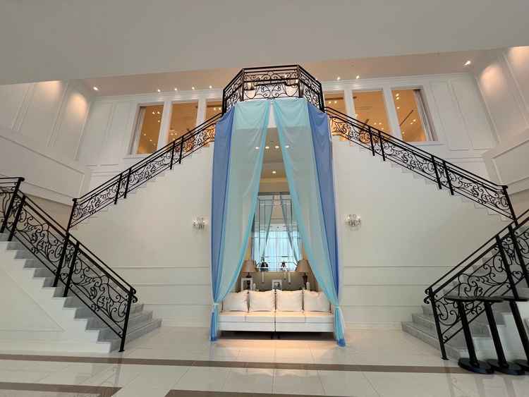 披露宴、会食会場へ向かう途中もお城のようなこだわりがあり素敵でした。