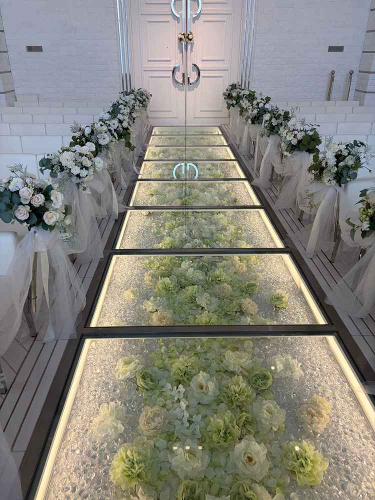 チャペルのガラス張りバージンロードには綺麗なお花が入っています。