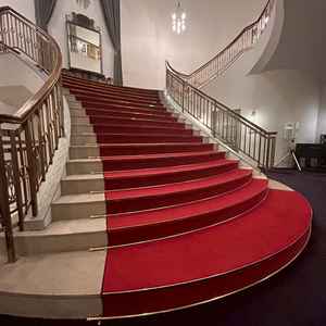 挙式会場に繋がる、赤い階段。ヨーロッパのお城を彷彿とさせる、他にはなかなかない階段でした。