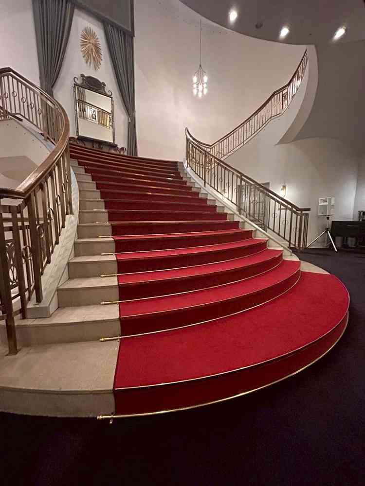 挙式会場に繋がる、赤い階段。ヨーロッパのお城を彷彿とさせる、他にはなかなかない階段でした。