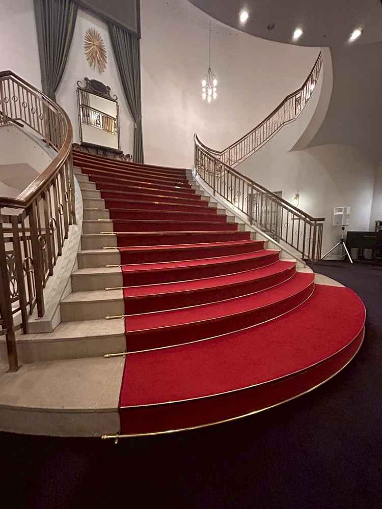 挙式会場に繋がる、赤い階段。ヨーロッパのお城を彷彿とさせる、他にはなかなかない階段でした。