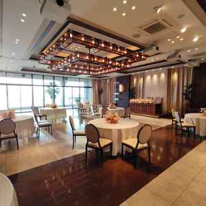 披露宴会場①　豪華な感じのシャンデリアで赤を基調にしていた。夜ならこっちのほうがいいかなと思った。