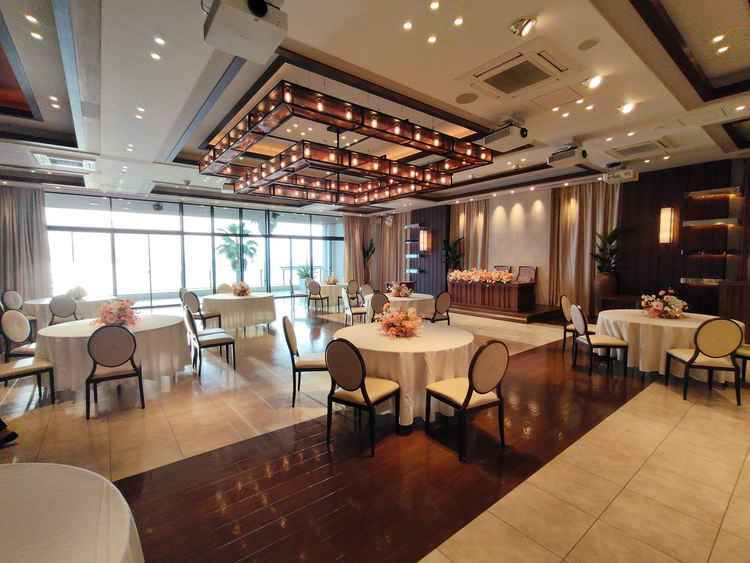 披露宴会場①　豪華な感じのシャンデリアで赤を基調にしていた。夜ならこっちのほうがいいかなと思った。