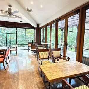 お庭が見渡せるゲストの待合室。落ち着いた雰囲気があり、ゲストにリラックスして過ごしてもらえそうです。