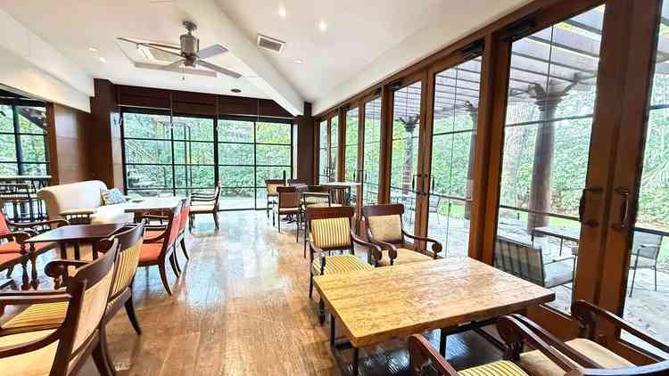 お庭が見渡せるゲストの待合室。落ち着いた雰囲気があり、ゲストにリラックスして過ごしてもらえそうです。