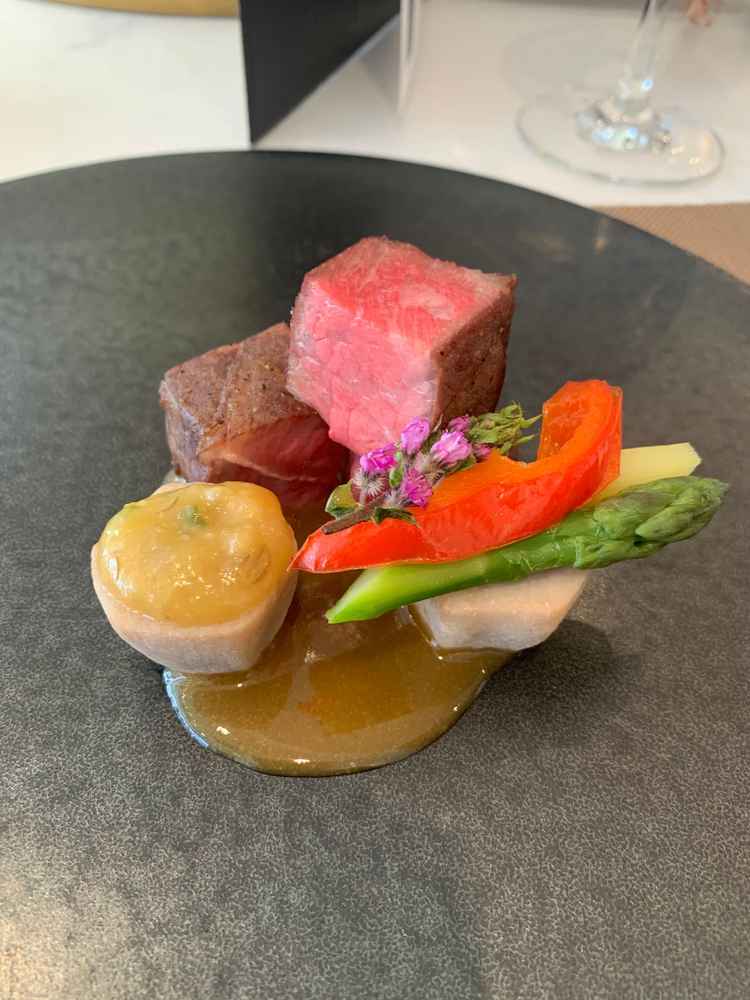 試食では日本酒を使用したソースがかかった牛肉を頂き、その他にも鮑とサーモンのグラタンも頂いた