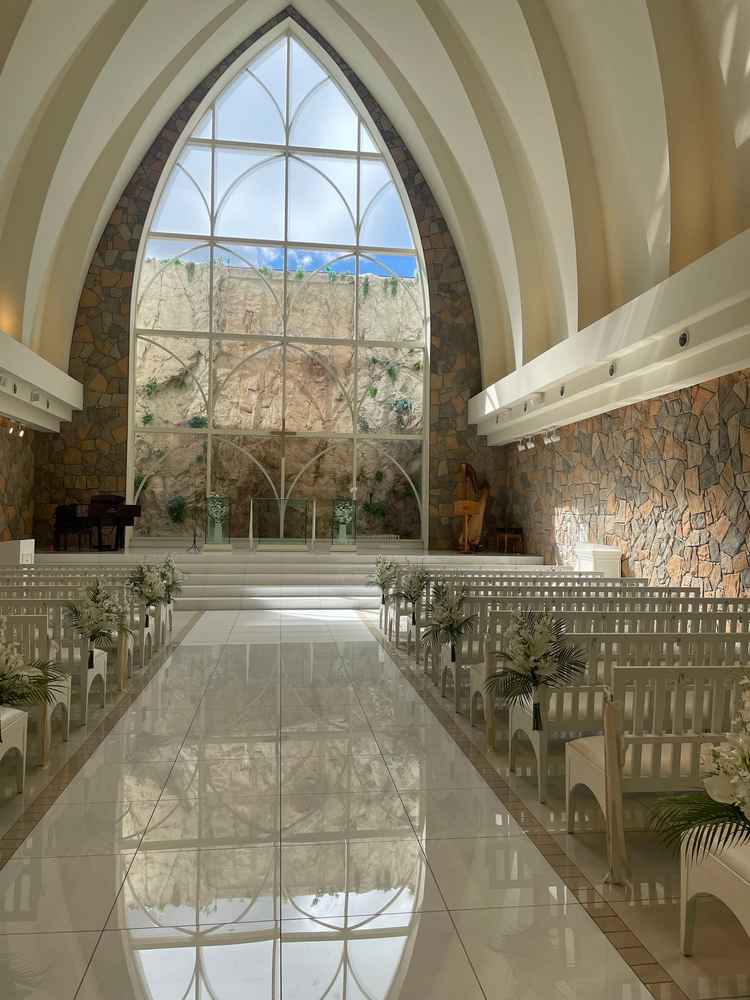 扉が開いたら、陽の光たっぷりの圧巻のチャペルが。感動しました。