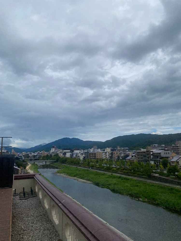 屋上からの風景。挙式前に参列者は屋上で待機できるということで、鴨川を見下ろせるロケーションがよかった