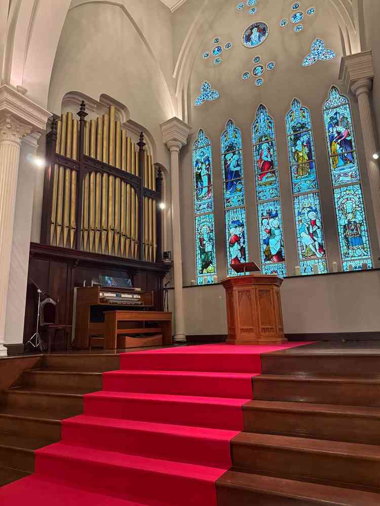 チャペルの雰囲気がとても良かった。やや薄暗い明るさなのもドレスを引き立たせそうだと感じた。