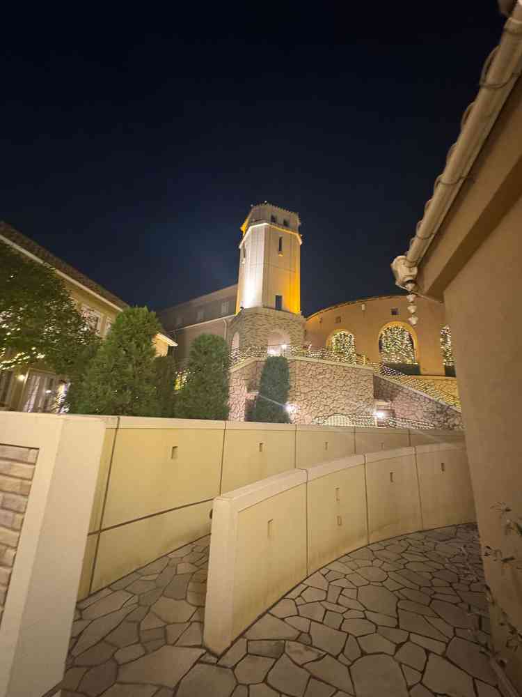 ライトアップされているチャペル外観です。