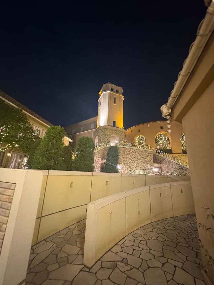 ライトアップされているチャペル外観です。