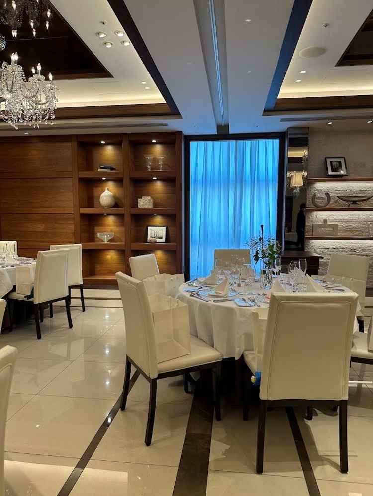 披露宴会場は上品で開放感があります。横に広かったです。