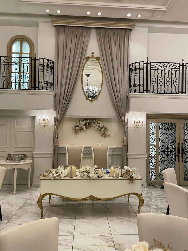 披露宴会場の高砂になります。