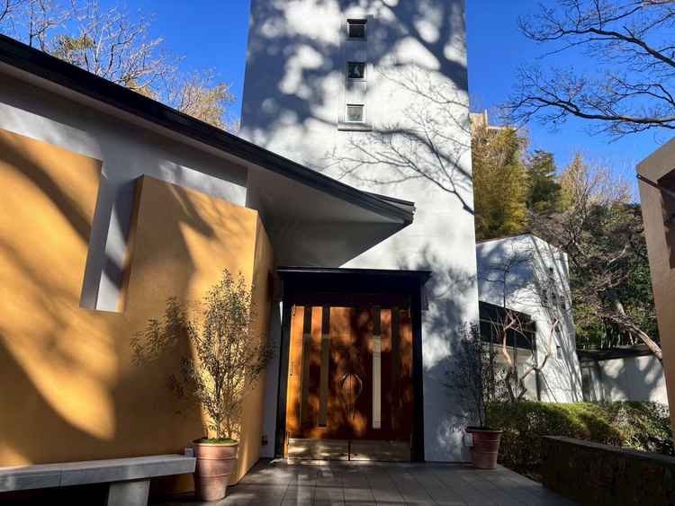 チャペルは独立しており、都会にいながら自然の静寂を感じられる素敵な外観でした。