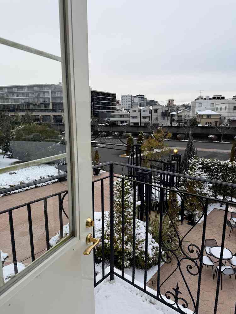 正面玄関を上から見た写真。ゲストはここから入ってくる、バスはここに止まるという説明をうけました。