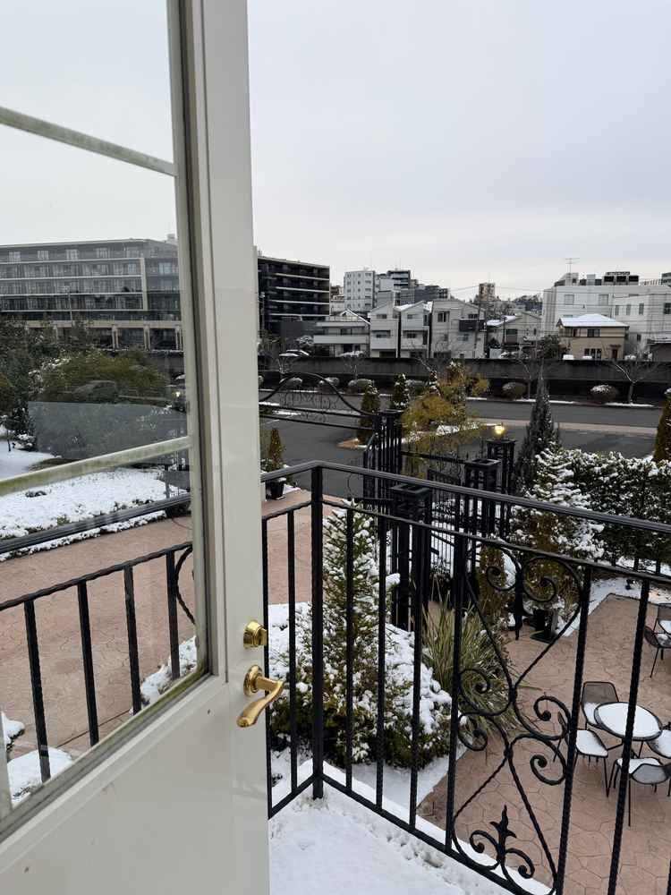 正面玄関を上から見た写真。ゲストはここから入ってくる、バスはここに止まるという説明をうけました。