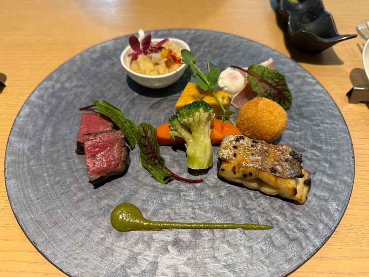 試食の際に頂いたメイン料理。特に驚いたのはセンターの人参です。すごく出汁の香りが豊かでした。