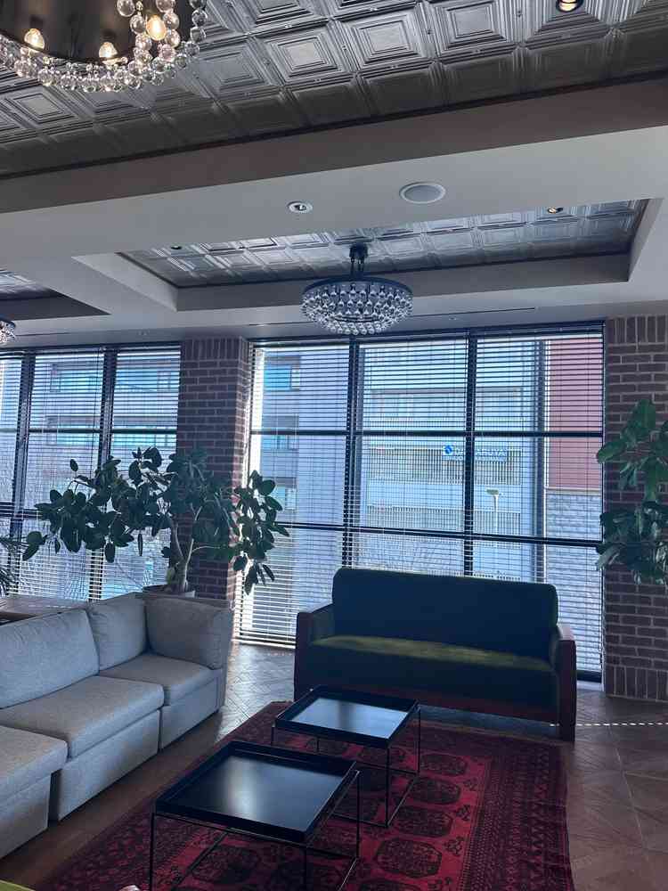 待合室。こじんまりとした雰囲気で色々飾りも飾れるみたいです。