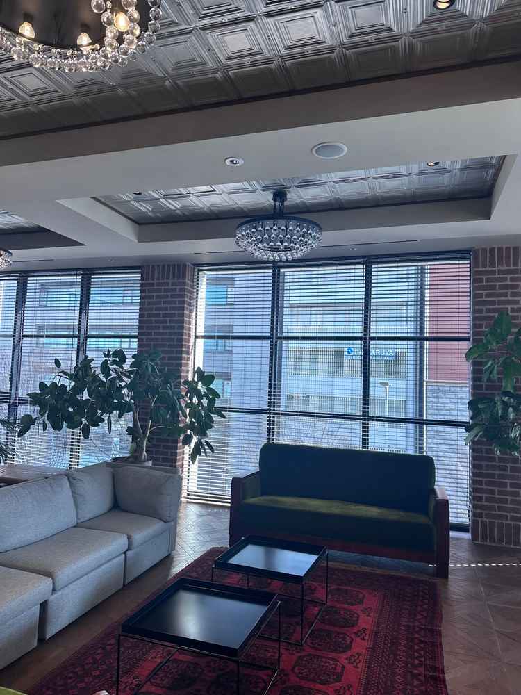 待合室。こじんまりとした雰囲気で色々飾りも飾れるみたいです。