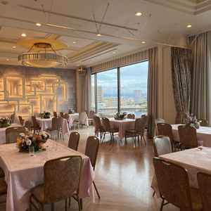 この日は控え室として使われていたが、30名程度の披露宴会場になる。白を基調とした明るい雰囲気の部屋。