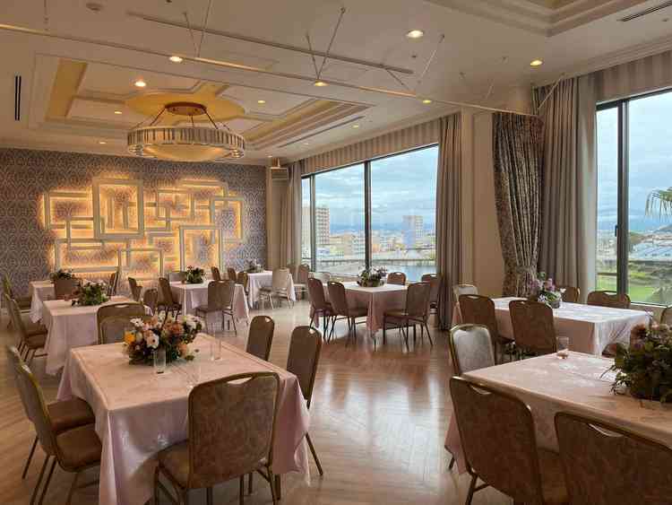 この日は控え室として使われていたが、30名程度の披露宴会場になる。白を基調とした明るい雰囲気の部屋。